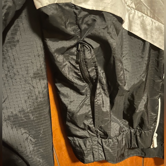 SOLD Woman’s Nike vintage style raincoat/windbreaker jacket size Large - Picture 2 of 8